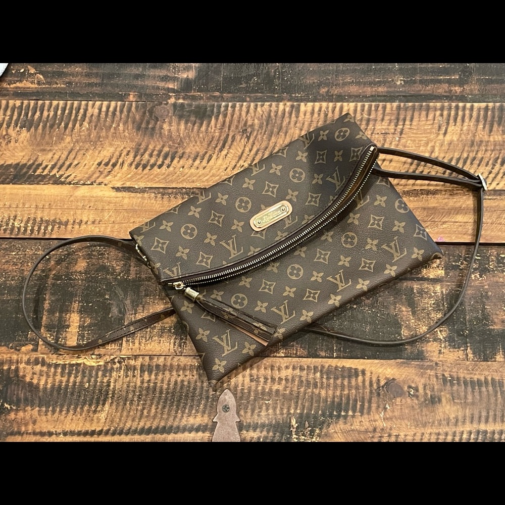 Crossbody Louis Vuitton (not real but great quality)